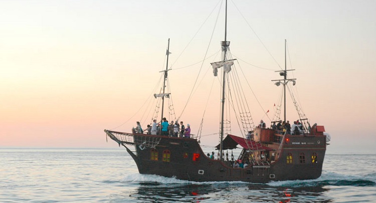 8 Amazing Ideas for Year End Functions Cape Town - Jolly Roger Pirate Boat